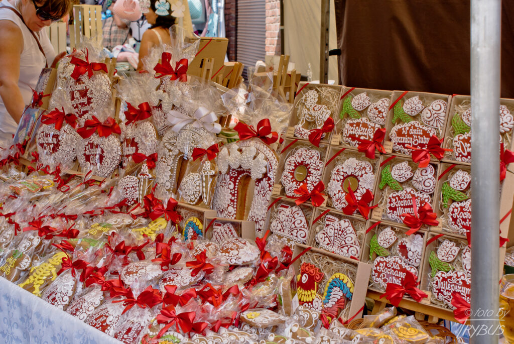 Fotografia przedstawia kramy podczas jarmarku na osiedlu Nikiszowiec w Katowicach. Powstało w latach 1908-1924 dla górników kopalni „Giesche” z inicjatywy koncernu górniczo-hutniczego „Georg von Giesches Erben”.
