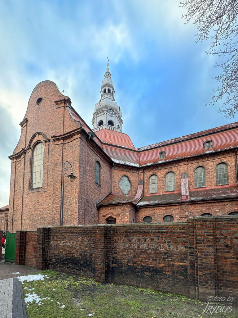 Fotografia przedstawia kościół Świętej Anny na osiedlu Nikiszowiec w Katowicach. Powstało w latach 1908-1924 dla górników kopalni „Giesche” z inicjatywy koncernu górniczo-hutniczego „Georg von Giesches Erben”.