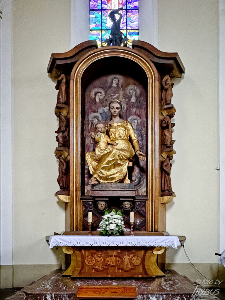 Fotografia przedstawia na osiedlu Nikiszowiec w Katowicach. Powstało w latach 1908-1924 dla górników kopalni „Giesche” z inicjatywy koncernu górniczo-hutniczego „Georg von Giesches Erben”.