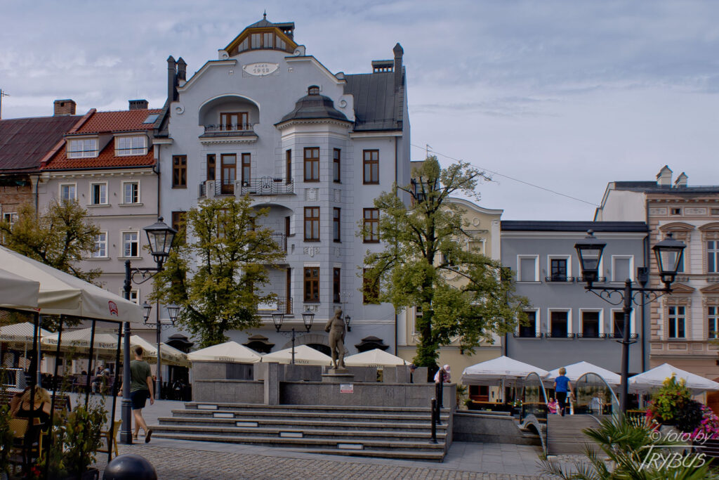 Fotografia przedstawia kamienice na północnej pierzei na Rynku (dawniej to był Rynek Bielska), wyróżnia się tu secesyjna kamienica nr 11 z 1912 r.