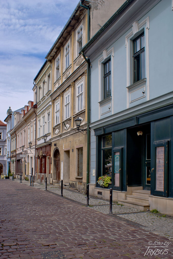 Fotografia przedstawia kamienice na wschodniej pierzei Rynku w Bielsku-Białej. Powstał w XII w. w Bielsku. Położony jest w centralnej części tzw. Wzgórza Miejskiego, niedaleko Zamku.