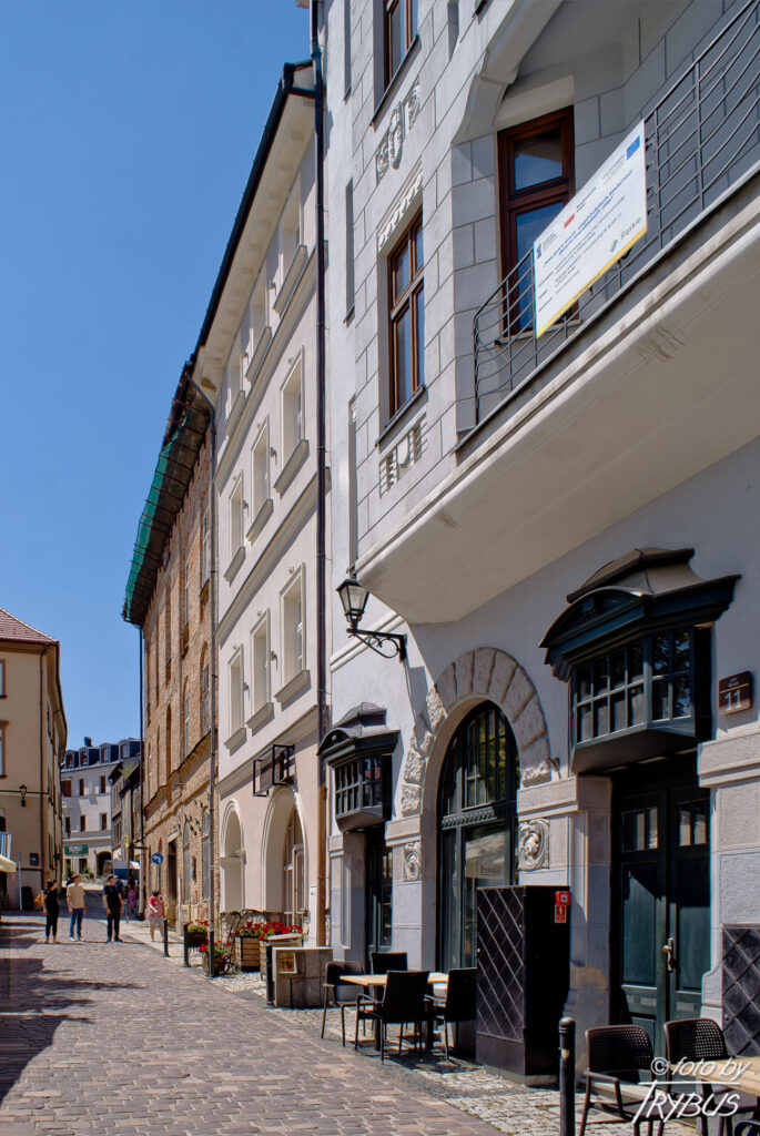 Fotografia przedstawia kamienice na północnej pierzei Rynku w Bielsku-Białej. Powstał w XII w. w Bielsku. Położony jest w centralnej części tzw. Wzgórza Miejskiego, niedaleko Zamku.