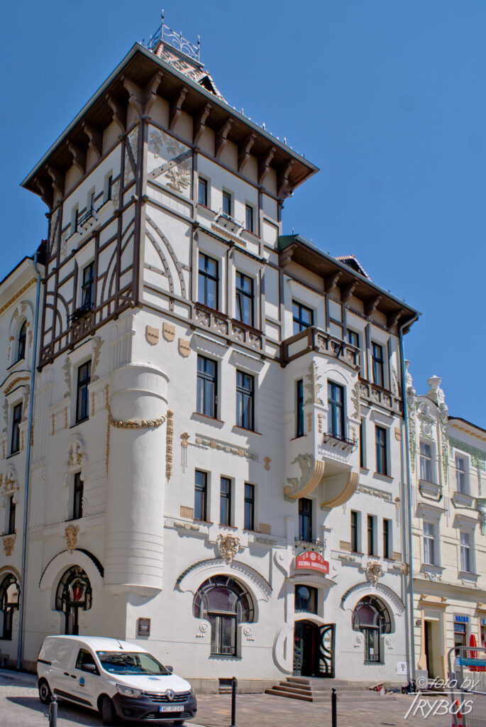 Fotografia przedstawia kamienicę „Pod Żabami” (Zygmunta Nahowskiego) w dawnym Rynku w Białej Krakowskiej. Dzisiaj to plac Wojska Polskiego w Bielsku-Białej. Powstał w czasach nadawania Białej praw miejskich w 1723 r.