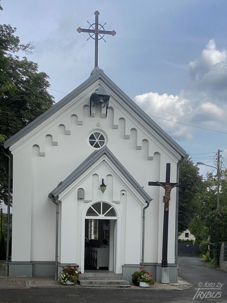 Fotografia przedstawia kaplicę MB Uzdrowienia Chorych w Goczałkowicach-Zdroju. Historia goczałkowickiego uzdrowiska w sięga 1856 roku, kiedy odkryto złoże solanki. Cztery lata później powstały pierwsze obiekty: Dom Zdrojowy, małe łazienki, Pijalnia wód leczniczych oraz pensjonat.