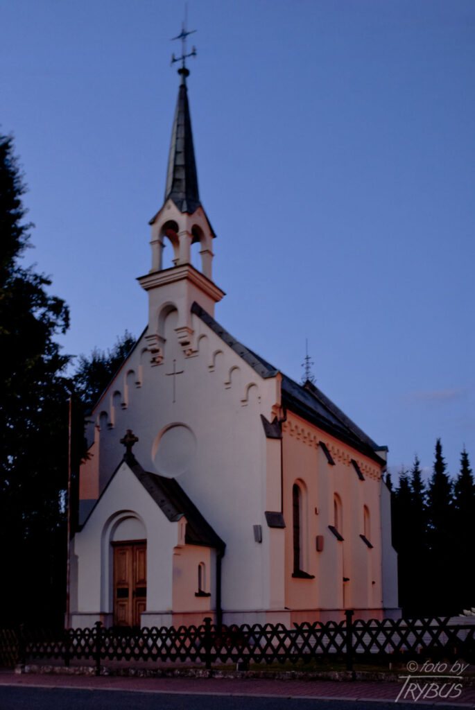 Fotografia przedstawia kościół św. Anny w Goczałkowicach-Zdroju. Historia goczałkowickiego uzdrowiska w sięga 1856 roku, kiedy odkryto złoże solanki. Cztery lata później powstały pierwsze obiekty: Dom Zdrojowy, małe łazienki, Pijalnia wód leczniczych oraz pensjonat.