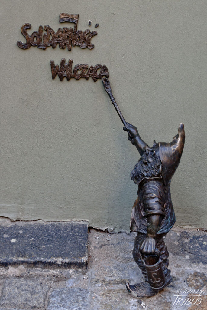 Fotografia przedstawia krasnala „Solidarka Walczącego”, na szlaku wrocławskich krasnali