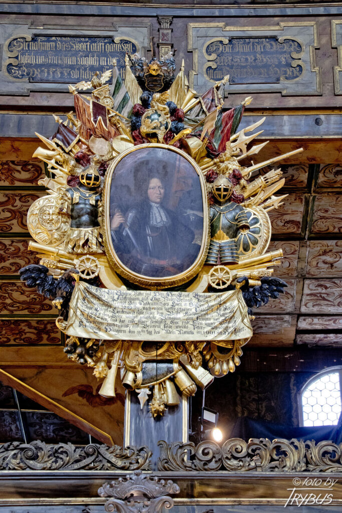Fotografia przedstawia bogato zdobione barokowe epitafium Ernsta Abrahama von Sommerfelda w Kościele Pokoju w Świdnicy. Jest to największa drewniana świątynia barokowa w Europie.