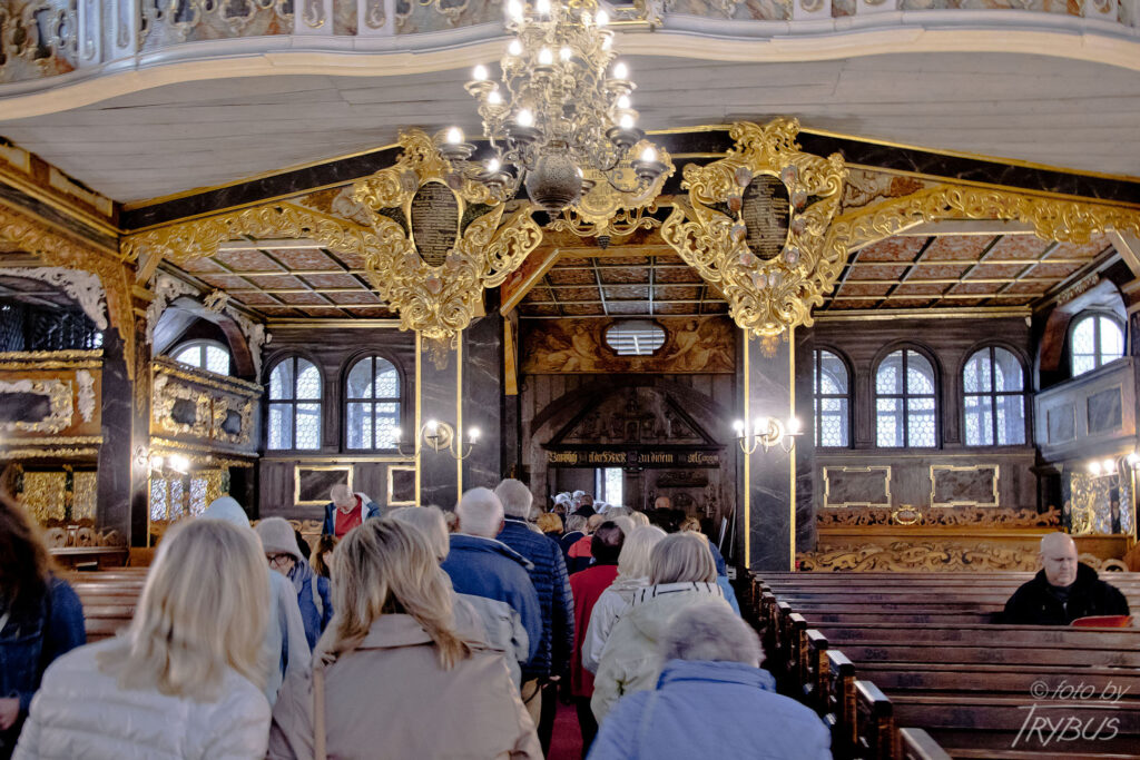 Fotografia przedstawia podchórze i wyjście z Kościoła Pokoju w Świdnicy. Jest to największa drewniana świątynia barokowa w Europie.
