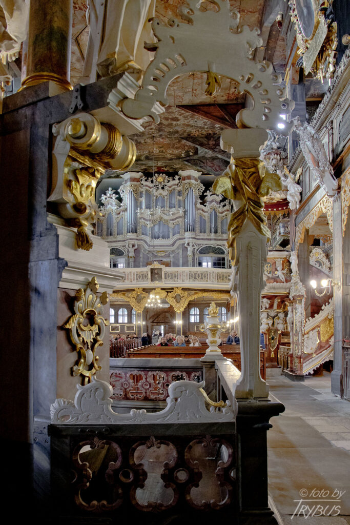 Fotografia przedstawia widok na organy zza ołtarza głównego w Kościele Pokoju w Świdnicy. Jest to największa drewniana świątynia barokowa w Europie.