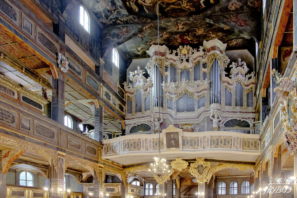 Fotografia przedstawia widok w kierunku prospektu organowego w Kościele Pokoju w Świdnicy. Jest to największa drewniana świątynia barokowa w Europie.