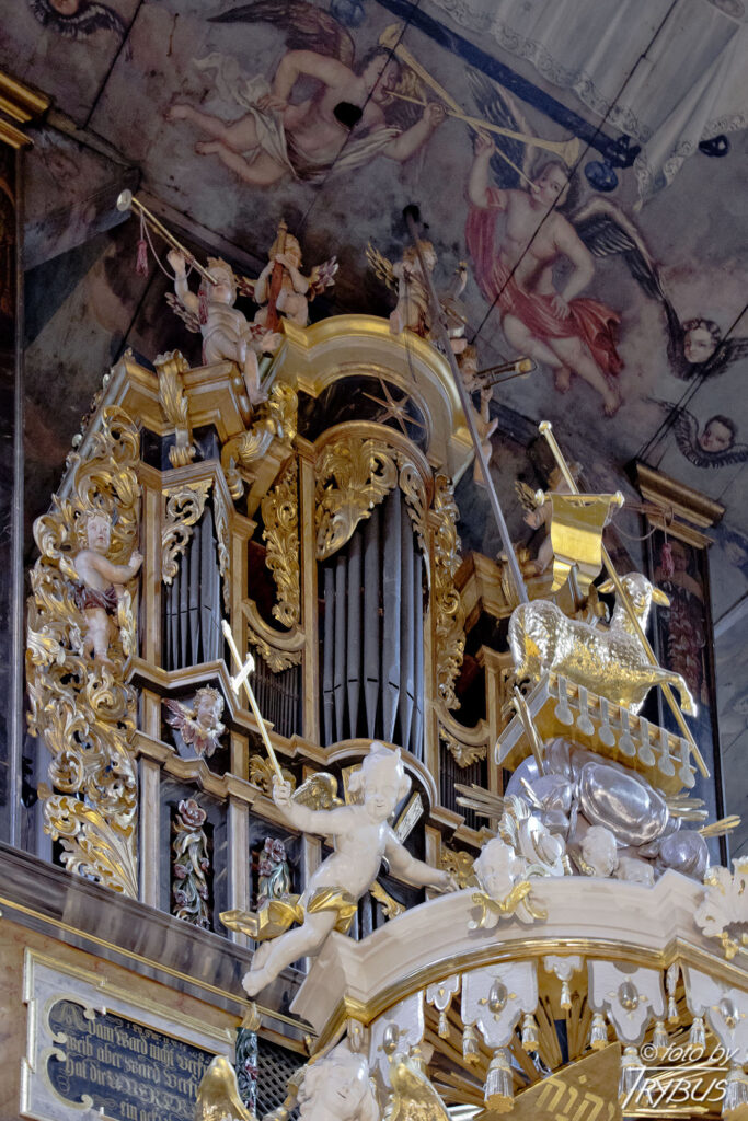 Fotografia przedstawia małe organy znajdujące się za ołtarzem w Kościele Pokoju w Świdnicy. Jest to największa drewniana świątynia barokowa w Europie.
